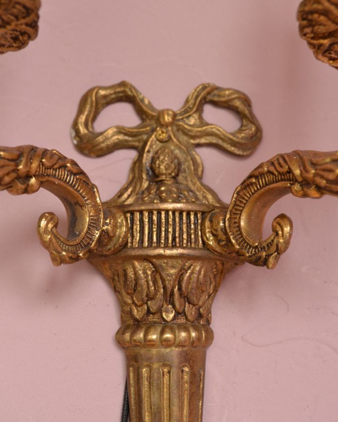 壁付けブラケット　照明・ライティング　リボンの装飾が可愛い、真鍮製の英国のアンティーク壁付け照明（２灯タイプ）（Ｅ17シャンデリア球付）。上品な輝きのアンティークブラケットです。(k-1702-z)