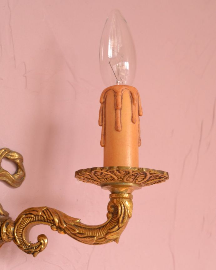 壁付けブラケット　照明・ライティング　リボンの装飾が可愛い、真鍮製の英国のアンティーク壁付け照明（２灯タイプ）（Ｅ17シャンデリア球付）。まるでロウソクが点灯しているようなデザインがお洒落です。(k-1702-z)