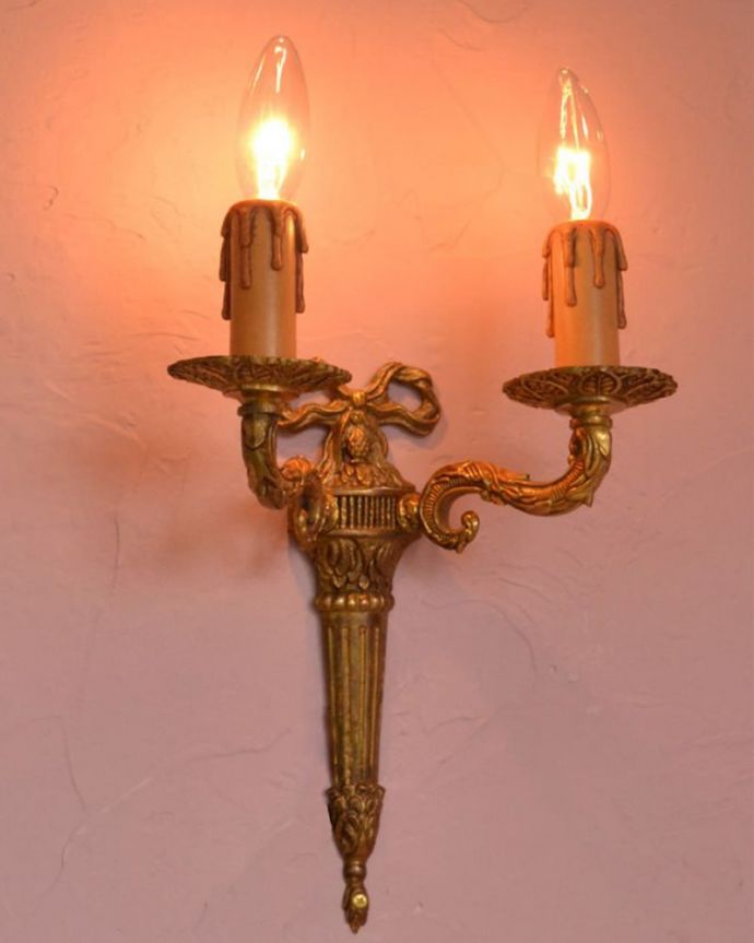 壁付けブラケット　照明・ライティング　リボンの装飾が可愛い、真鍮製の英国のアンティーク壁付け照明（２灯タイプ）（Ｅ17シャンデリア球付）。寝室や階段、玄関などにピッタリの壁付けブラケット。(k-1702-z)