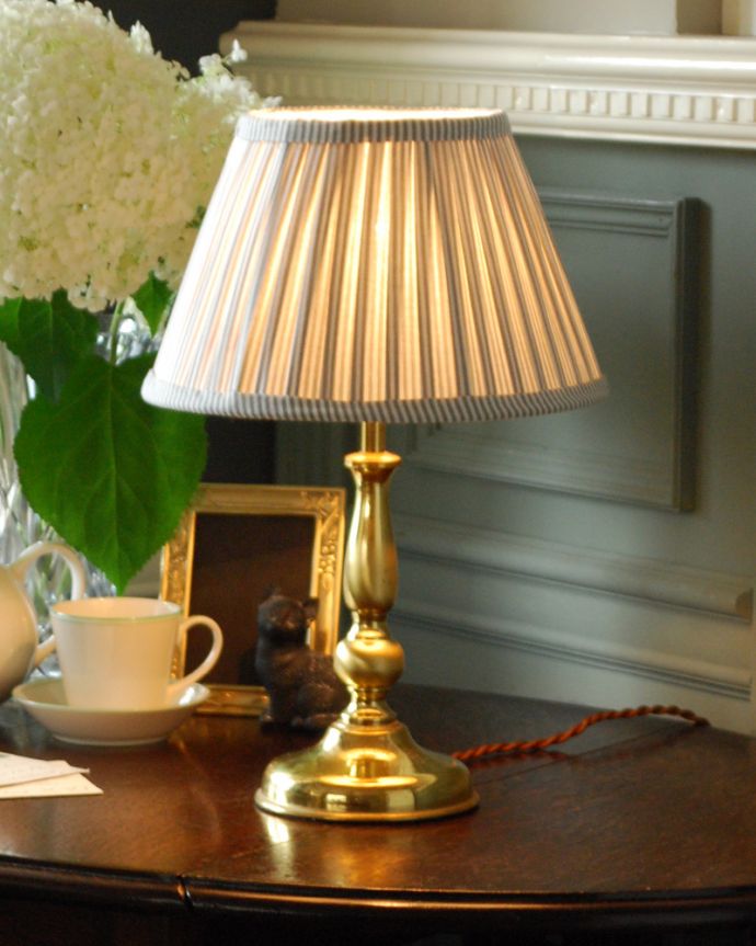 スタンドライト　照明・ライティング　アンティークの英国照明、美しいテーブルランプ（新しいシェード付き）（Ｂ22シャンデリア球付）。電気を付けると・・・シェードを通した灯りは、とっても柔らか。(k-1703-z)