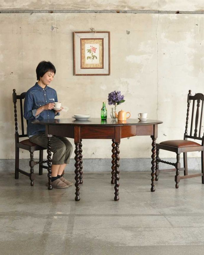 アンティークのテーブル　アンティーク家具　オーバル天板のアンティーク英国輸入家具、伸張式のゲートレッグテーブル。お友達とお茶したり、趣味の時間を過ごしたり、夫婦で食事をしたり…大きさを変えていろんな使い方が楽しめます。(k-1704-f)