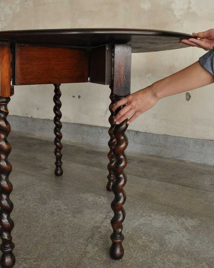 アンティークのテーブル　アンティーク家具　オーバル天板のアンティーク英国輸入家具、伸張式のゲートレッグテーブル。脚を引っ張り出すだけなので、組み立ても簡単！女性の力で大丈夫です。(k-1704-f)
