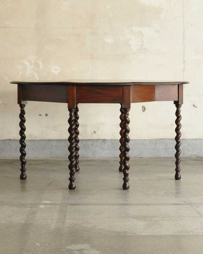 アンティークのテーブル　アンティーク家具　オーバル天板のアンティーク英国輸入家具、伸張式のゲートレッグテーブル。足元のデザインが凝っていて組み脚のようになっています。(k-1704-f)