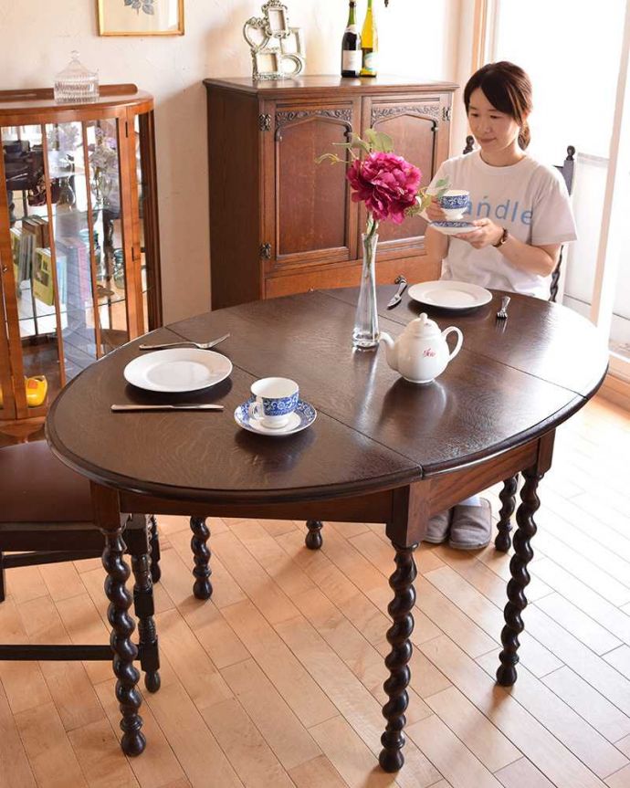 アンティークのテーブル　アンティーク家具　オーバル天板のアンティーク英国輸入家具、伸張式のゲートレッグテーブル。片方折り畳めば、壁にピタッとつける事ができるのも魅力。(k-1704-f)