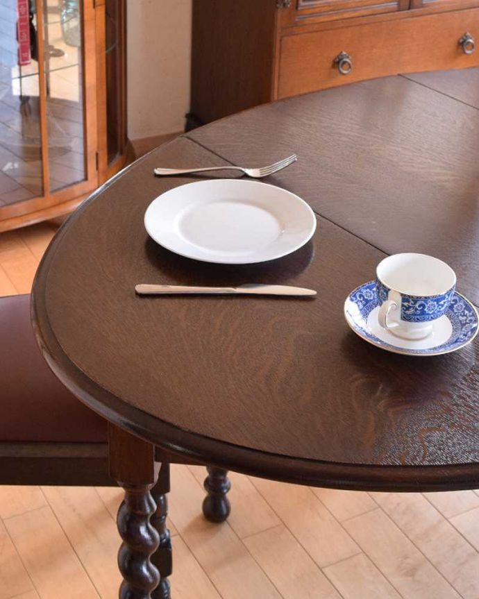 アンティークのテーブル　アンティーク家具　オーバル天板のアンティーク英国輸入家具、伸張式のゲートレッグテーブル。オーク材らしい天板の模様がカッコイイ！白い食器が映えるから、いつもの食事も美しく見えます。(k-1704-f)