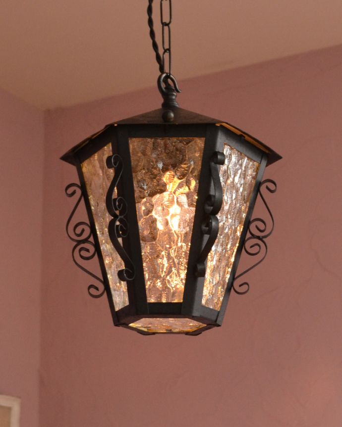 ペンダントライト　照明・ライティング　フランスのアンティークランプ、型ガラスからこぼれる明かりがキレイなペンダントライト（照明）（Ｅ17シャンデリア球付）。型ガラスからこぼれる明かりは特別美しい・・・！ロマンチックですね。(k-1704-z)