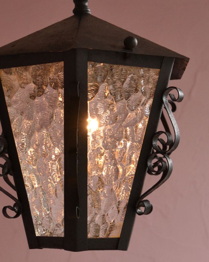 ペンダントライト　照明・ライティング　フランスのアンティークランプ、型ガラスからこぼれる明かりがキレイなペンダントライト（照明）（Ｅ17シャンデリア球付）。明かりを点けるとガラスに反射してより綺麗に灯ります。(k-1704-z)