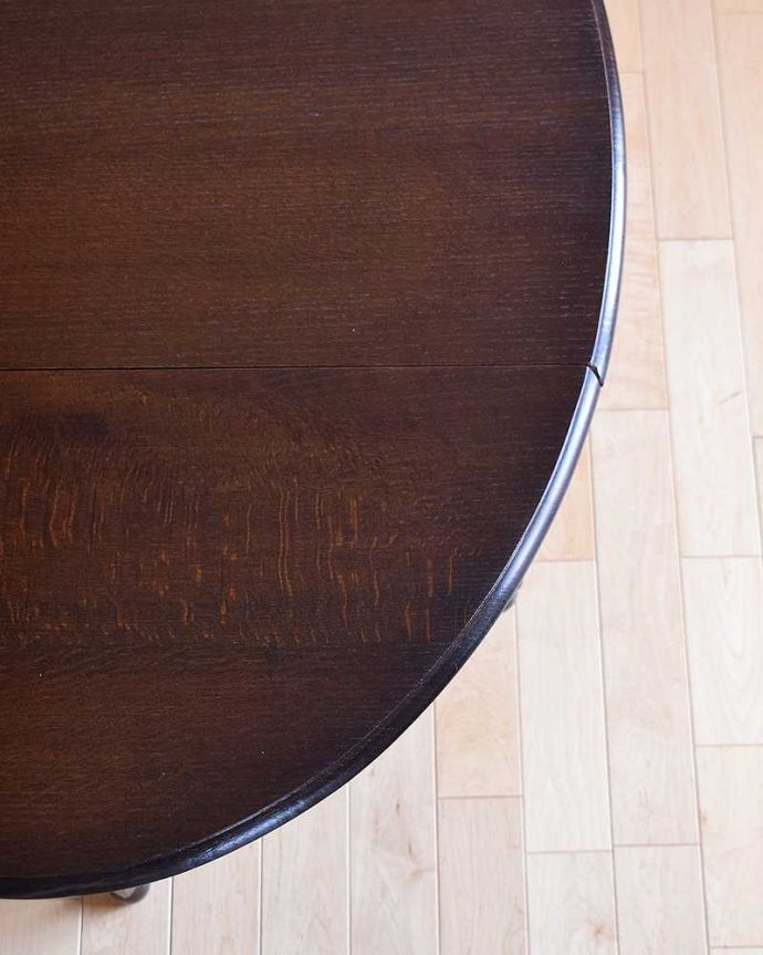 アンティークのテーブル　アンティーク家具　重厚感あるツイスト脚がカッコイイ、英国輸入のアンティークゲートレッグテーブル。近づいて見てみると･･･時間と手間暇を掛けて職人が丁寧にお直しした天板は、木目も美しいんです。(k-1705-f)