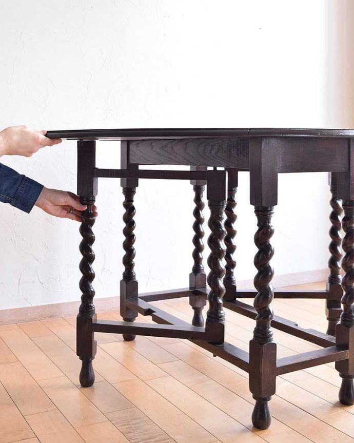 アンティークのテーブル　アンティーク家具　重厚感あるツイスト脚がカッコイイ、英国輸入のアンティークゲートレッグテーブル。脚を引き出すだけであっという間ゲートのような形をした脚のテーブル。(k-1705-f)