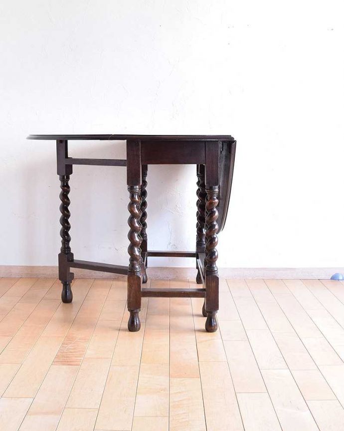 アンティークのテーブル　アンティーク家具　重厚感あるツイスト脚がカッコイイ、英国輸入のアンティークゲートレッグテーブル。片方開くと････片方のリーフを開くとこんな感じ。(k-1705-f)