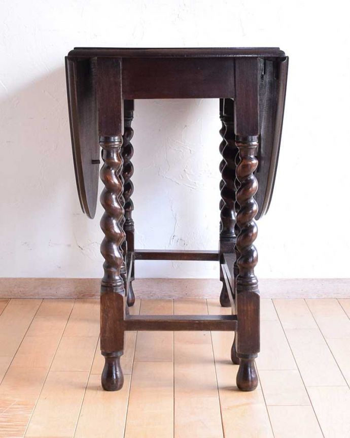 アンティークのテーブル　アンティーク家具　重厚感あるツイスト脚がカッコイイ、英国輸入のアンティークゲートレッグテーブル。クルッと回転。(k-1705-f)