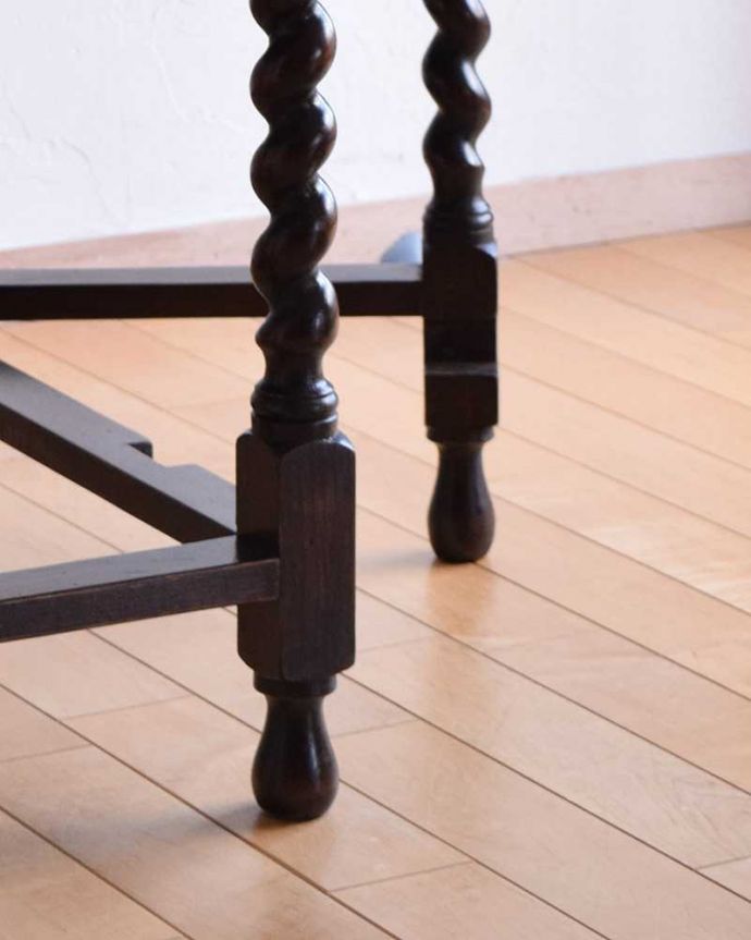 アンティークのテーブル　アンティーク家具　重厚感あるツイスト脚がカッコイイ、英国輸入のアンティークゲートレッグテーブル。持ち上げなくても移動できます！Handleのアンティークは、脚の裏にフェルトキーパーをお付けしていますので、持ち上げなくても床を滑らせて移動させることが出来ます。(k-1705-f)