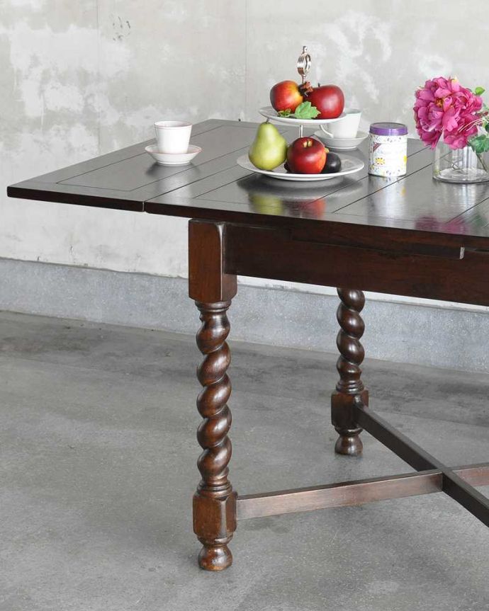 アンティークのテーブル　アンティーク家具　英国輸入のアンティーク家具、サイズが変えられる便利なドローリーフテーブル（ダイニングテーブル）。やっぱり目立っちゃう女性らしいツイスト脚ツイスト脚のテーブルはアンティークのデザインの定番中の定番。(k-1706-f)