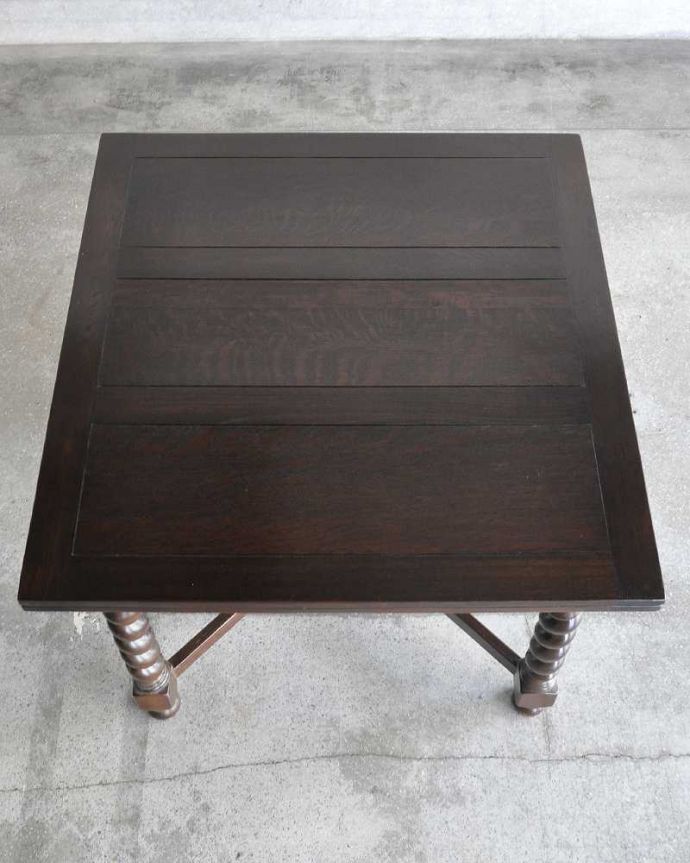 アンティークのテーブル　アンティーク家具　英国輸入のアンティーク家具、サイズが変えられる便利なドローリーフテーブル（ダイニングテーブル）。上から見るとこんな形リーフを開く前はこんな形です。(k-1706-f)