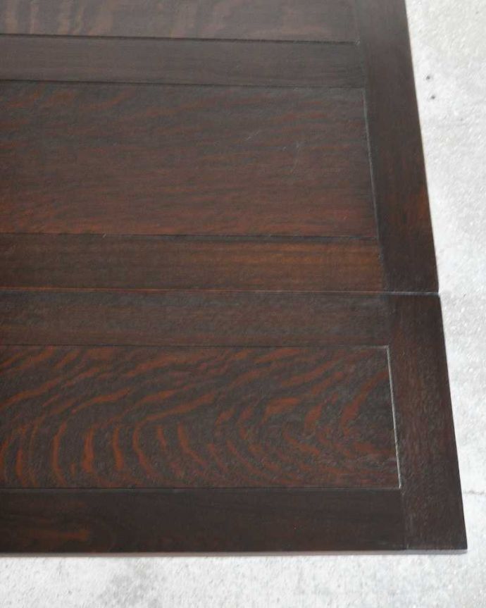 アンティークのテーブル　アンティーク家具　英国輸入のアンティーク家具、サイズが変えられる便利なドローリーフテーブル（ダイニングテーブル）。近づいて見てみると、天板はこんな感じです。(k-1706-f)