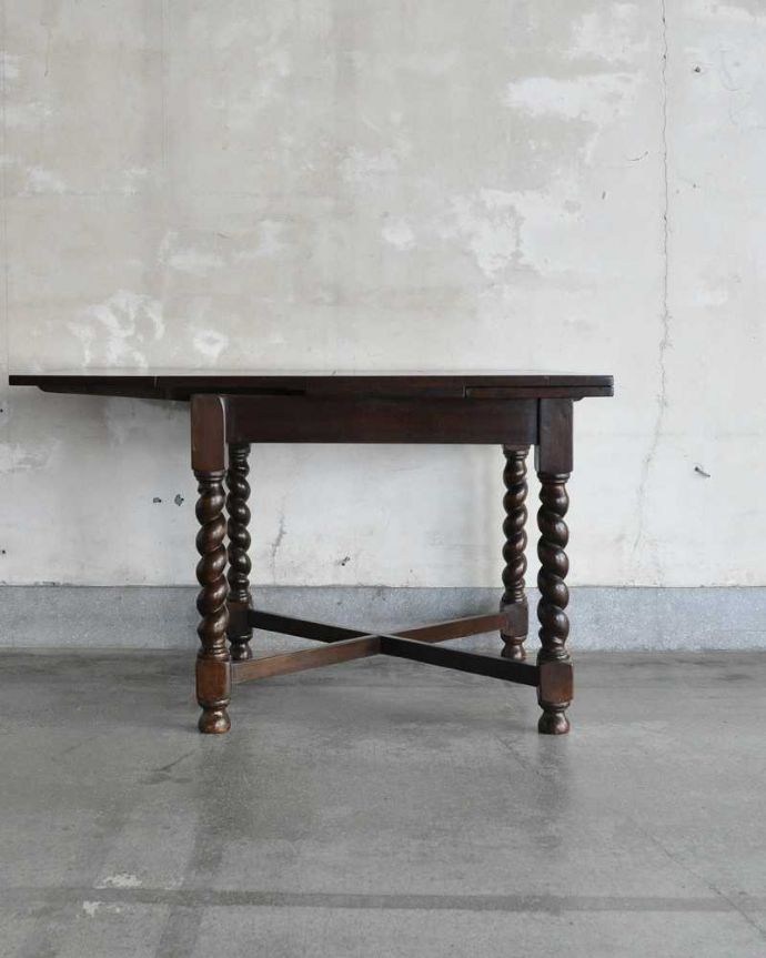 アンティークのテーブル　アンティーク家具　英国輸入のアンティーク家具、サイズが変えられる便利なドローリーフテーブル（ダイニングテーブル）。片方だけ開いてもOK片方のリーフだけを開くとこんな感じ。(k-1706-f)