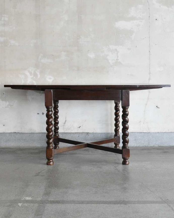 アンティークのテーブル　アンティーク家具　英国輸入のアンティーク家具、サイズが変えられる便利なドローリーフテーブル（ダイニングテーブル）。両方開くと大きなサイズ！家族が増えた時やみんなが集まった時、両方のリーフを開けば大きなサイズに。(k-1706-f)