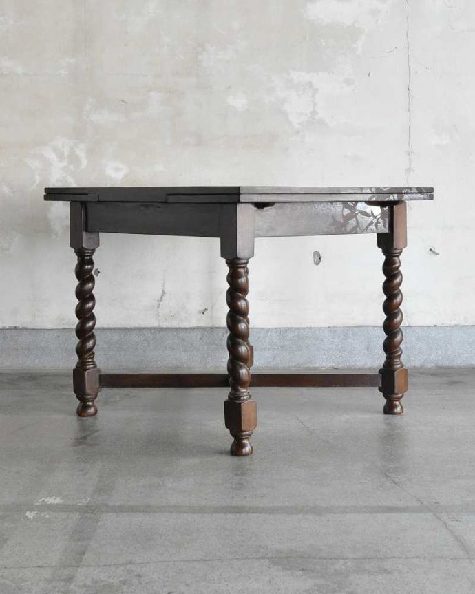 アンティークのテーブル　アンティーク家具　英国輸入のアンティーク家具、サイズが変えられる便利なドローリーフテーブル（ダイニングテーブル）。こちら側から見てみると･･･アンティークは新品ではないので、もちろん経年変化によるキズはありますが、専門の職人がキレイに修復しました。(k-1706-f)