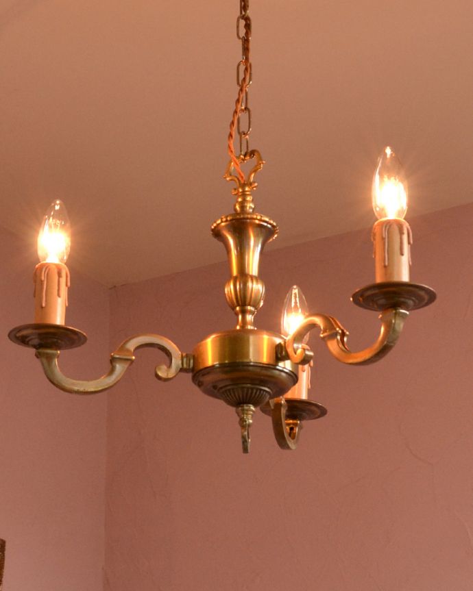 シャンデリア　照明・ライティング　イギリスで見つけたアンティークの真鍮シャンデリア（3灯）（Ｅ17シャンデリア球付）。エレガントで高級感溢れる雰囲気を演出してくれる真鍮のシャンデリアです。(k-1706-z)