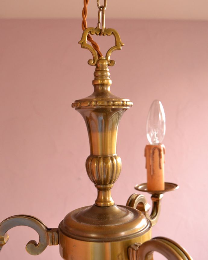 シャンデリア　照明・ライティング　イギリスで見つけたアンティークの真鍮シャンデリア（3灯）（Ｅ17シャンデリア球付）。隅々までこだわったデザインなのでどこから見ても楽しめます。(k-1706-z)