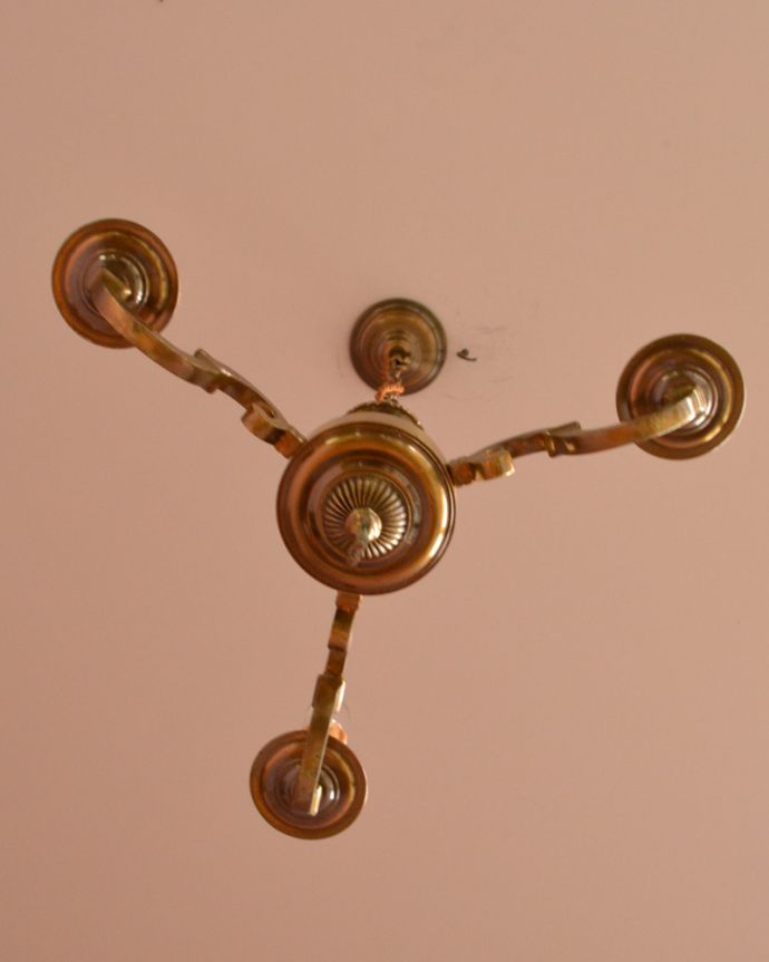 シャンデリア　照明・ライティング　イギリスで見つけたアンティークの真鍮シャンデリア（3灯）（Ｅ17シャンデリア球付）。下から眺めても、華やかで重厚な装飾が魅力です。(k-1706-z)