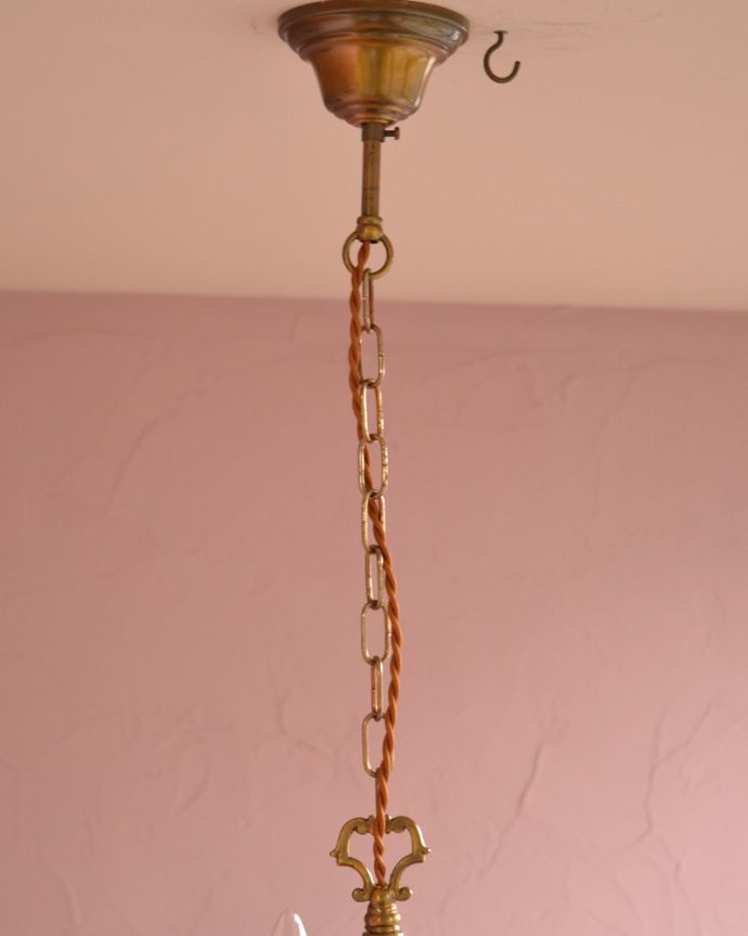 シャンデリア　照明・ライティング　イギリスで見つけたアンティークの真鍮シャンデリア（3灯）（Ｅ17シャンデリア球付）。真鍮のカバー付きです。(k-1706-z)