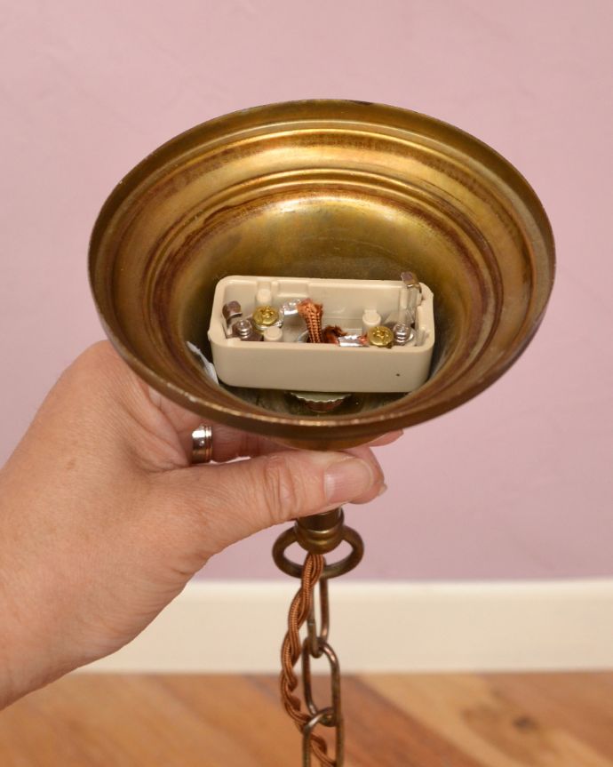 シャンデリア　照明・ライティング　イギリスで見つけたアンティークの真鍮シャンデリア（3灯）（Ｅ17シャンデリア球付）。引っ掛けシーリングのタイプに加工してお届けしますので、リビングやダイニングテーブルの上などお好きな場所に簡単に取り付けてみてください。(k-1706-z)