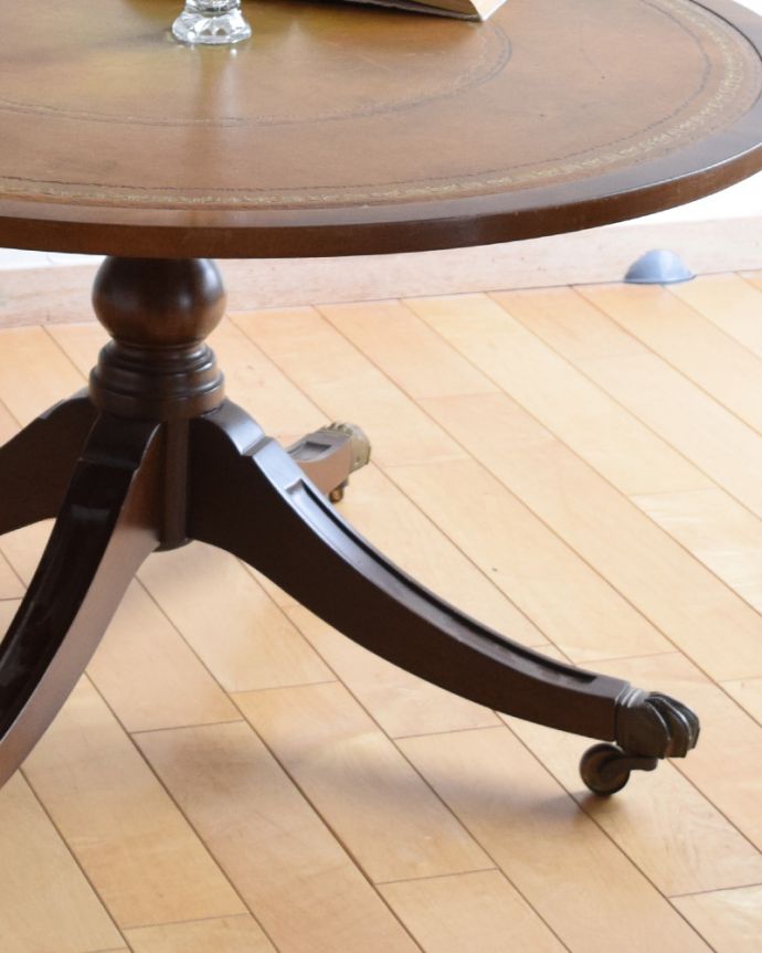アンティークのテーブル　アンティーク家具　めずらしく革張り天板のコーヒーテーブル、イギリスのアンティーク家具。女性1人でラクラク運べちゃうんですキャスター付きの脚。(k-1707-f)