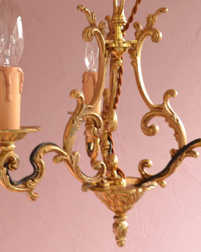 シャンデリア　照明・ライティング　フランスらしい装飾が美しい、真鍮製のアンティーク３灯シャンデリア（Ｅ17シャンデリア球付）。隅々までこだわったデザインなのでどこから見ても楽しめます。(k-1707-z)