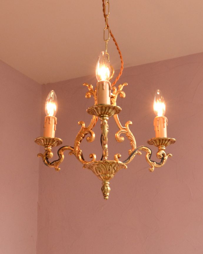 シャンデリア　照明・ライティング　フランスらしい装飾が美しい、真鍮製のアンティーク３灯シャンデリア（Ｅ17シャンデリア球付）。エレガントで高級感溢れる雰囲気を演出してくれる真鍮のシャンデリアです。(k-1707-z)