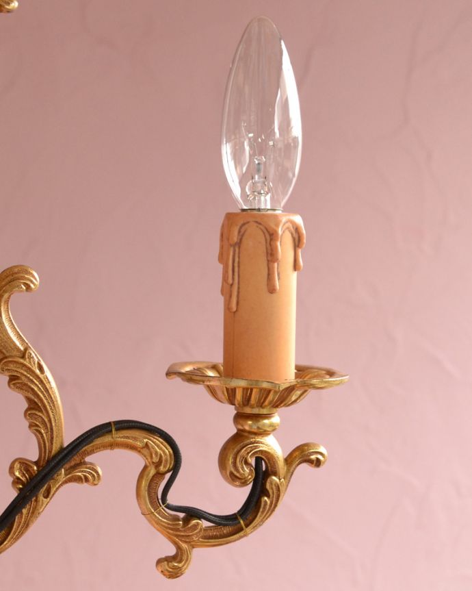 シャンデリア　照明・ライティング　フランスらしい装飾が美しい、真鍮製のアンティーク３灯シャンデリア（Ｅ17シャンデリア球付）。本物のキャンドルにも見える装飾です。(k-1707-z)