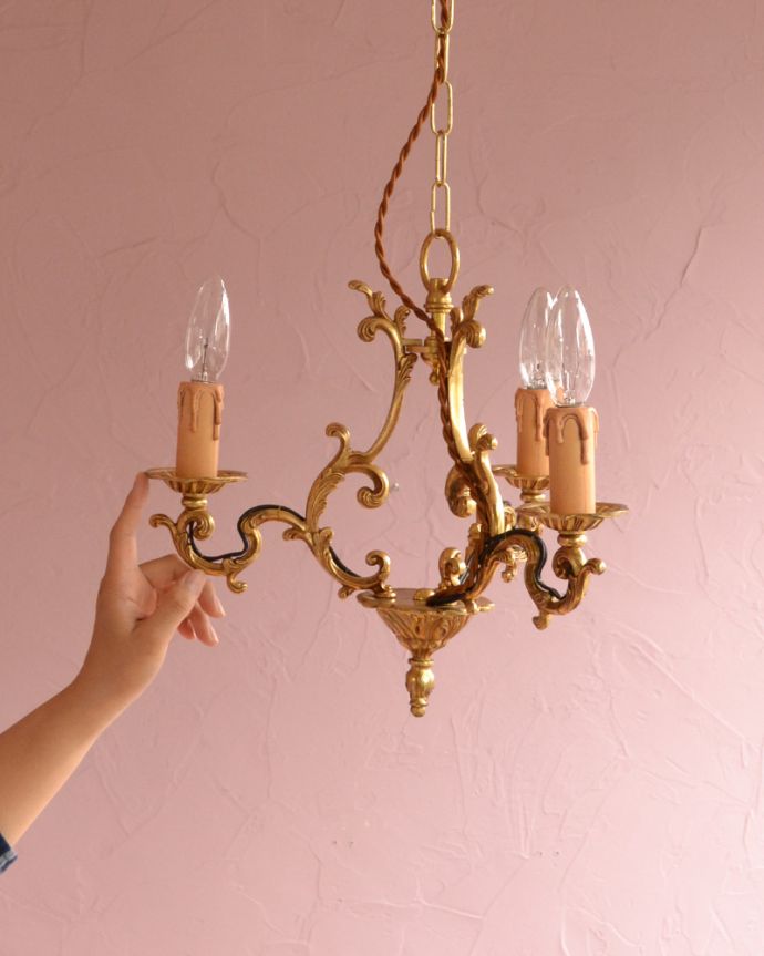 シャンデリア　照明・ライティング　フランスらしい装飾が美しい、真鍮製のアンティーク３灯シャンデリア（Ｅ17シャンデリア球付）。取り付けやすい小ぶりなシャンデリアです。(k-1707-z)