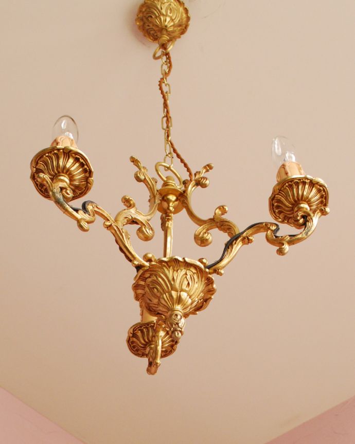 シャンデリア　照明・ライティング　フランスらしい装飾が美しい、真鍮製のアンティーク３灯シャンデリア（Ｅ17シャンデリア球付）。下から眺めても、華やかで重厚な装飾が魅力です。(k-1707-z)