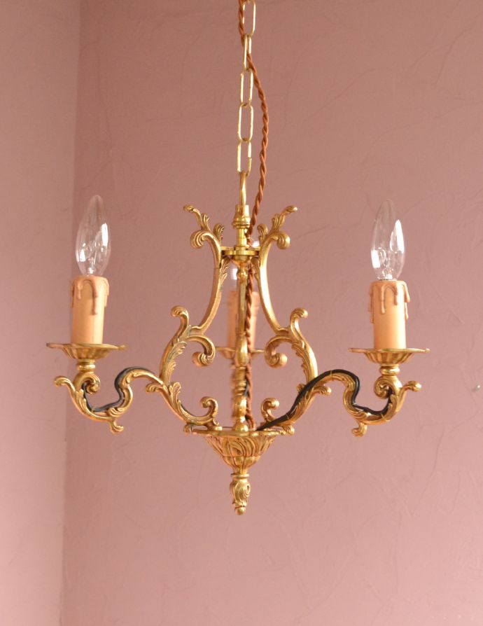 シャンデリア　照明・ライティング　フランスらしい装飾が美しい、真鍮製のアンティーク３灯シャンデリア（Ｅ17シャンデリア球付）。昼間は灯りをつけなくても、太陽の光でキラキラと輝きます。(k-1707-z)