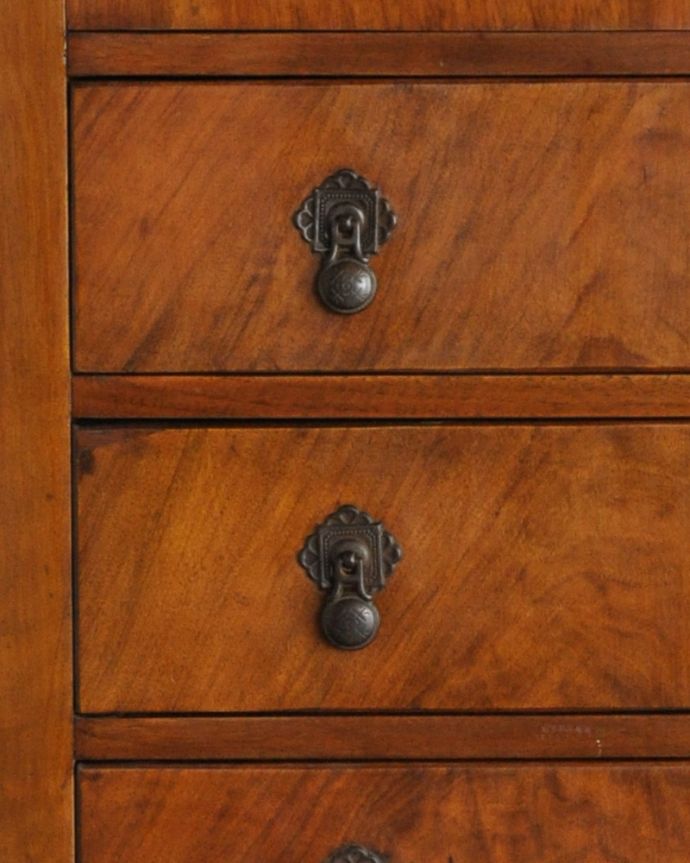 アンティークのチェスト　アンティーク家具　美しいアンティークの英国輸入家具、ウォルナット材のカップボードチェスト 。引き出しの取っ手も、形、装飾共に言うことなしの美しいデザイン。(k-1708-f)