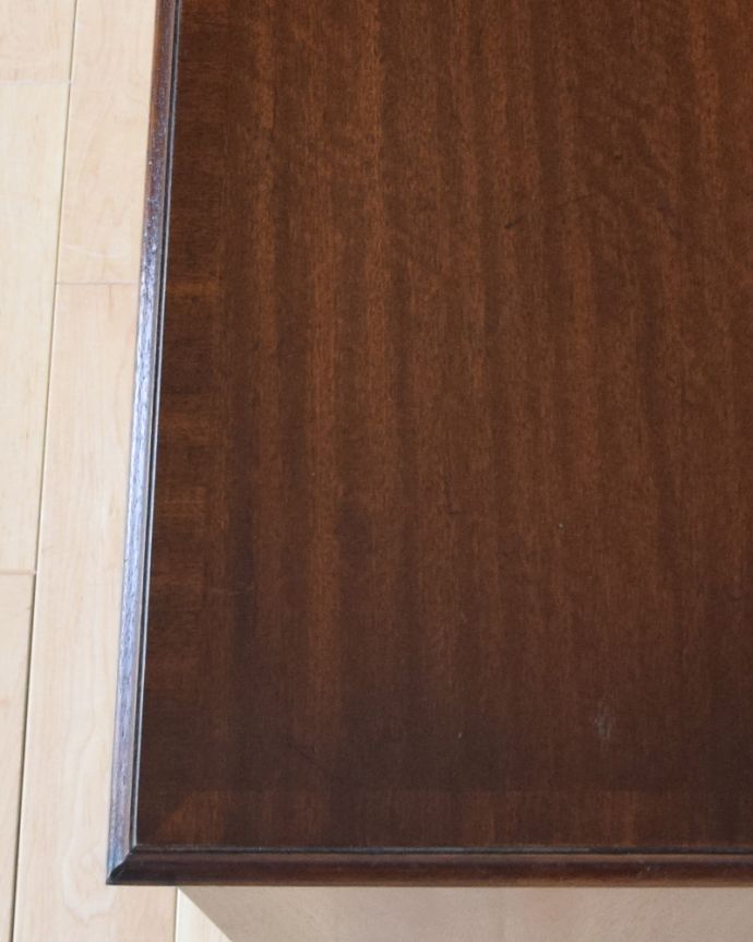 アンティークのキャビネット　アンティーク家具　マホガニー材のアンティーク家具、英国のおしゃれなベットサイドチェスト（ナイトスタンド）。マホガニー材の美しい木目の表情が存分に堪能できます。(k-1709-f)