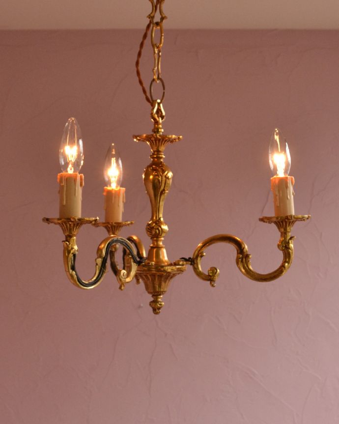 シャンデリア　照明・ライティング　下から見上げても美しいシャンデリア、真鍮製3灯タイプのアンティーク照明（Ｅ17シャンデリア球付）。エレガントで高級感溢れる雰囲気を演出してくれる真鍮のシャンデリアです。(k-1709-z)