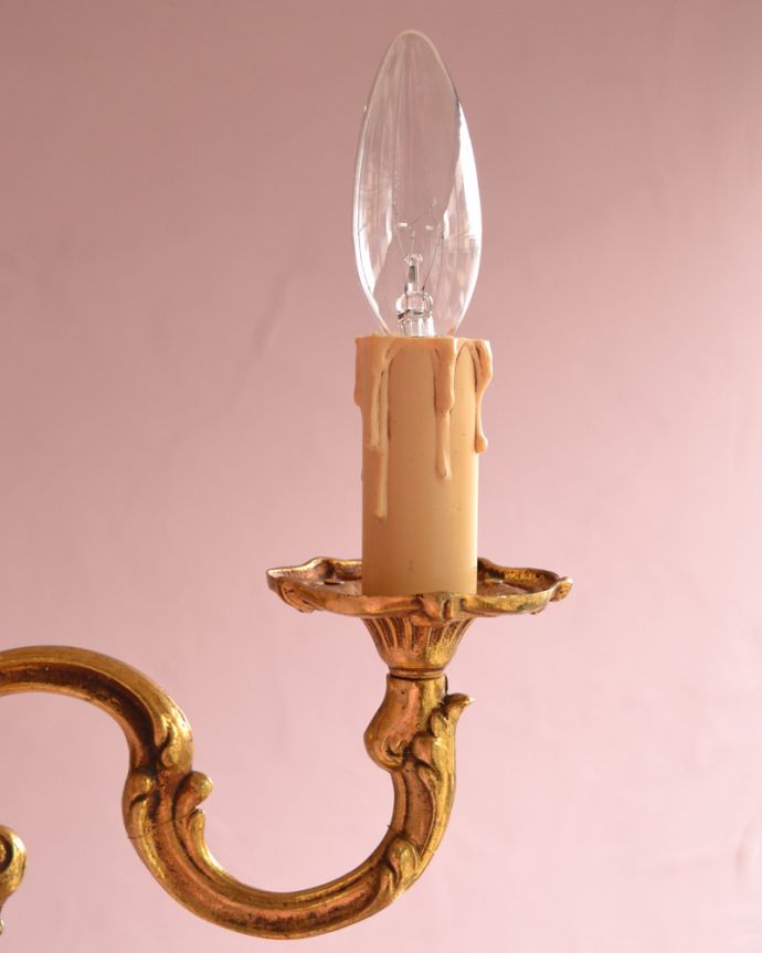 シャンデリア　照明・ライティング　下から見上げても美しいシャンデリア、真鍮製3灯タイプのアンティーク照明（Ｅ17シャンデリア球付）。本物のキャンドルにも見える装飾です。(k-1709-z)