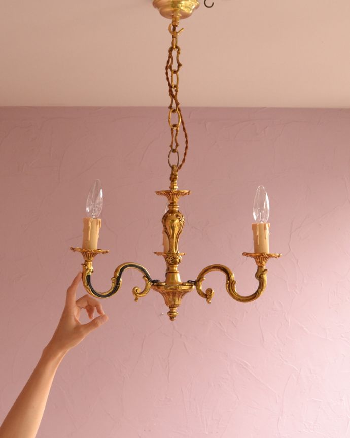 シャンデリア　照明・ライティング　下から見上げても美しいシャンデリア、真鍮製3灯タイプのアンティーク照明（Ｅ17シャンデリア球付）。取り付けやすい小ぶりなシャンデリアです。(k-1709-z)