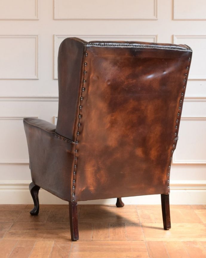 パーソナルチェア　アンティークチェア・椅子　ウィングバックチェア　後ろ姿までカッコいいドッシリとカッコいい後ろ姿に惚れ惚れしてしまいます。(k-1710-c)