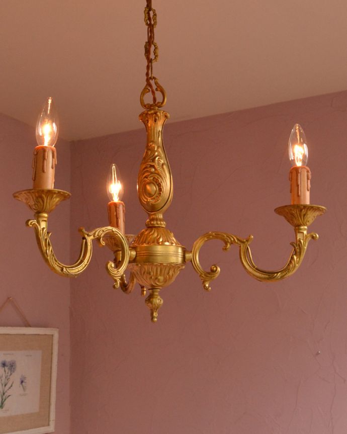 シャンデリア　照明・ライティング　フランス輸入のアンティークシャンデリア、エレガントな真鍮製3灯タイプのシャンデリア（Ｅ17シャンデリア球付）。エレガントで高級感溢れる雰囲気を演出してくれる真鍮のシャンデリアです。(k-1710-z)