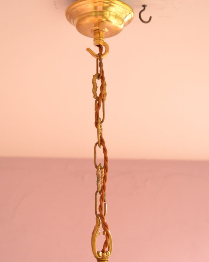 シャンデリア　照明・ライティング　フランス輸入のアンティークシャンデリア、エレガントな真鍮製3灯タイプのシャンデリア（Ｅ17シャンデリア球付）。真鍮のカバー付きです。(k-1710-z)
