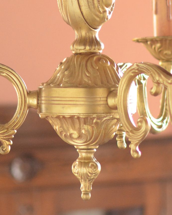 シャンデリア　照明・ライティング　フランス輸入のアンティークシャンデリア、エレガントな真鍮製3灯タイプのシャンデリア（Ｅ17シャンデリア球付）。重厚さと、華やかさを感じさせる美しいデザインです。(k-1710-z)