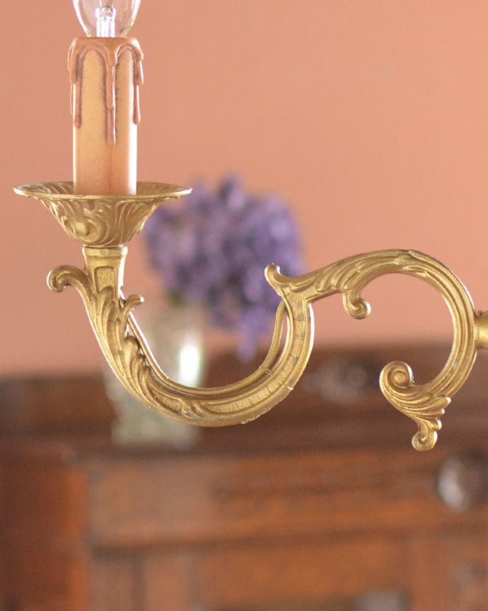 シャンデリア　照明・ライティング　フランス輸入のアンティークシャンデリア、エレガントな真鍮製3灯タイプのシャンデリア（Ｅ17シャンデリア球付）。波模様をモチーフにした美しいシルエットのアームです。(k-1710-z)