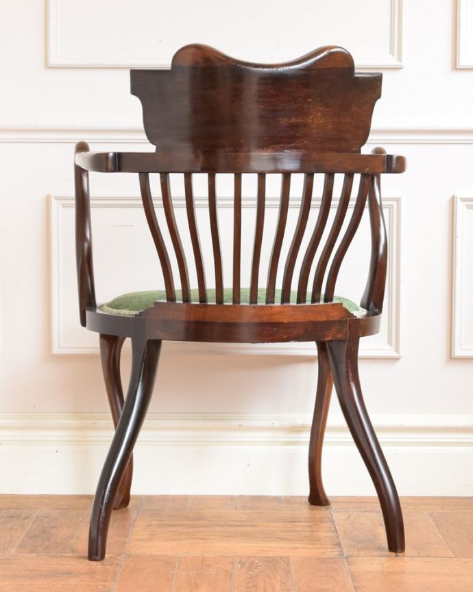 サロンチェア　アンティーク チェア　アームチェア　後ろ姿も上品です並べた時に後ろから見ることも多い椅子。(k-1711-c)