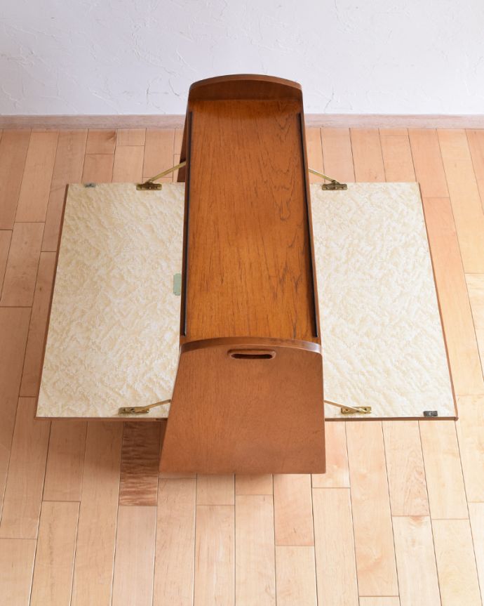 アンティークのキャビネット　アンティーク家具　機能的なヴィンテージの北欧系家具、持ち手付きのカクテルキャビネット。扉を開くと、両側から使用できるサイドテーブルになります。(k-1712-f)