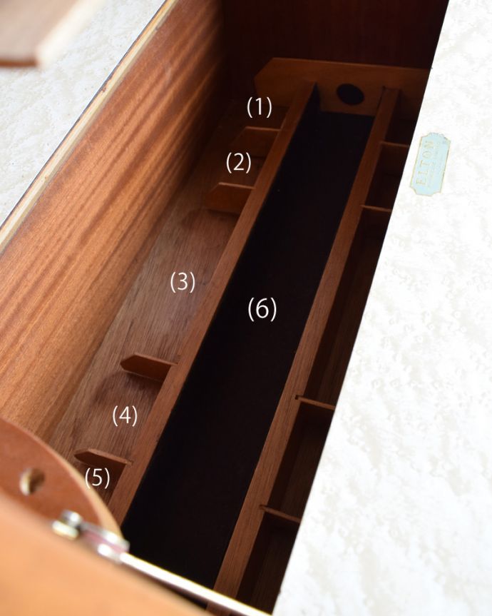 アンティークのキャビネット　アンティーク家具　機能的なヴィンテージの北欧系家具、持ち手付きのカクテルキャビネット。開くと細かい収納になっています。(k-1712-f)