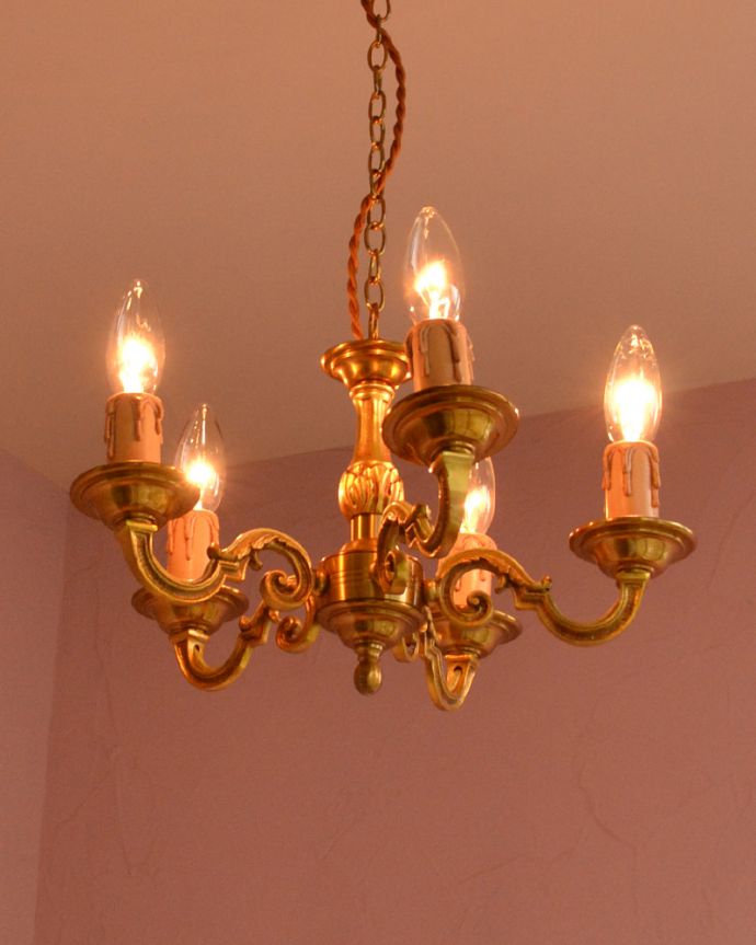 シャンデリア　照明・ライティング　高級感溢れる真鍮製シャンデリア、フランスで見つけたアンティーク照明（5灯）（Ｅ17シャンデリア球付）。エレガントで高級感溢れる雰囲気を演出してくれる真鍮のシャンデリアです。(k-1712-z)