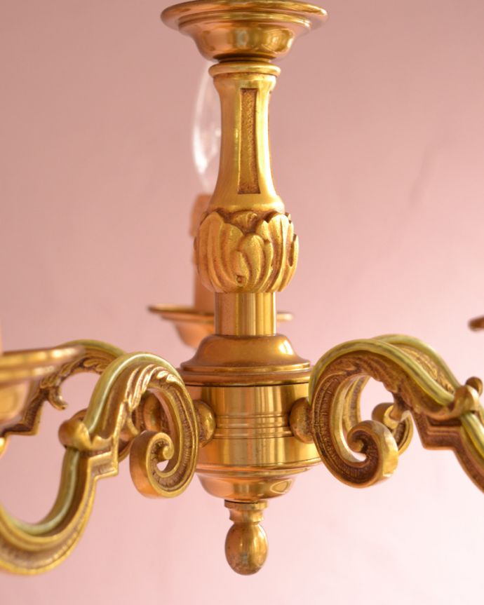 シャンデリア　照明・ライティング　高級感溢れる真鍮製シャンデリア、フランスで見つけたアンティーク照明（5灯）（Ｅ17シャンデリア球付）。隅々までこだわったデザインなのでどこから見ても楽しめます。(k-1712-z)