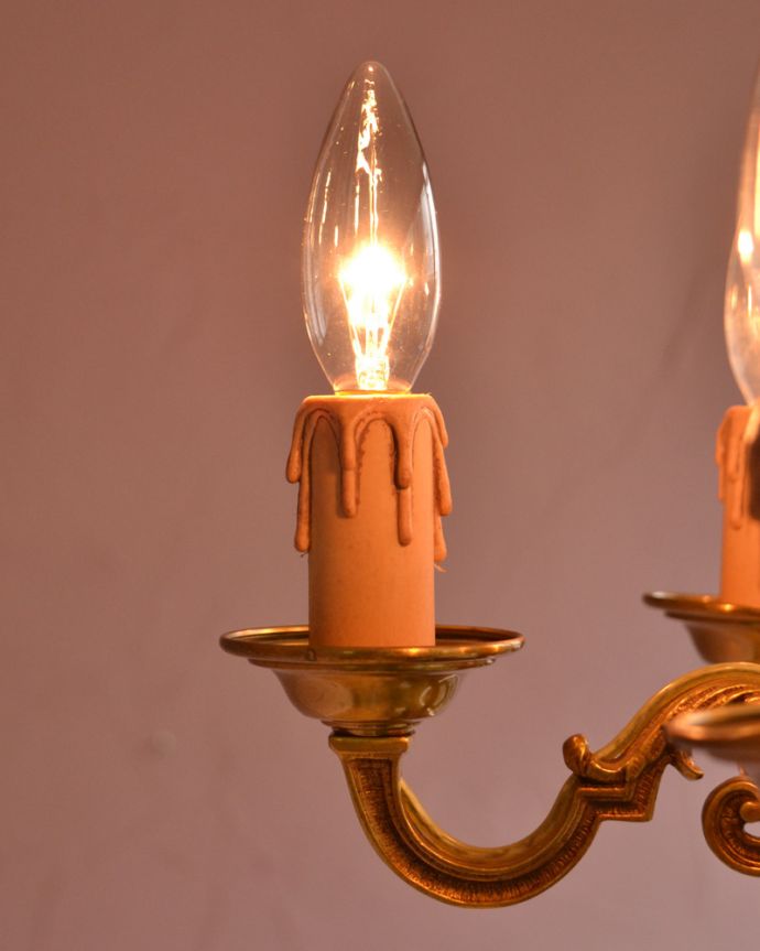 シャンデリア　照明・ライティング　高級感溢れる真鍮製シャンデリア、フランスで見つけたアンティーク照明（5灯）（Ｅ17シャンデリア球付）。本物のキャンドルにも見える装飾です。(k-1712-z)